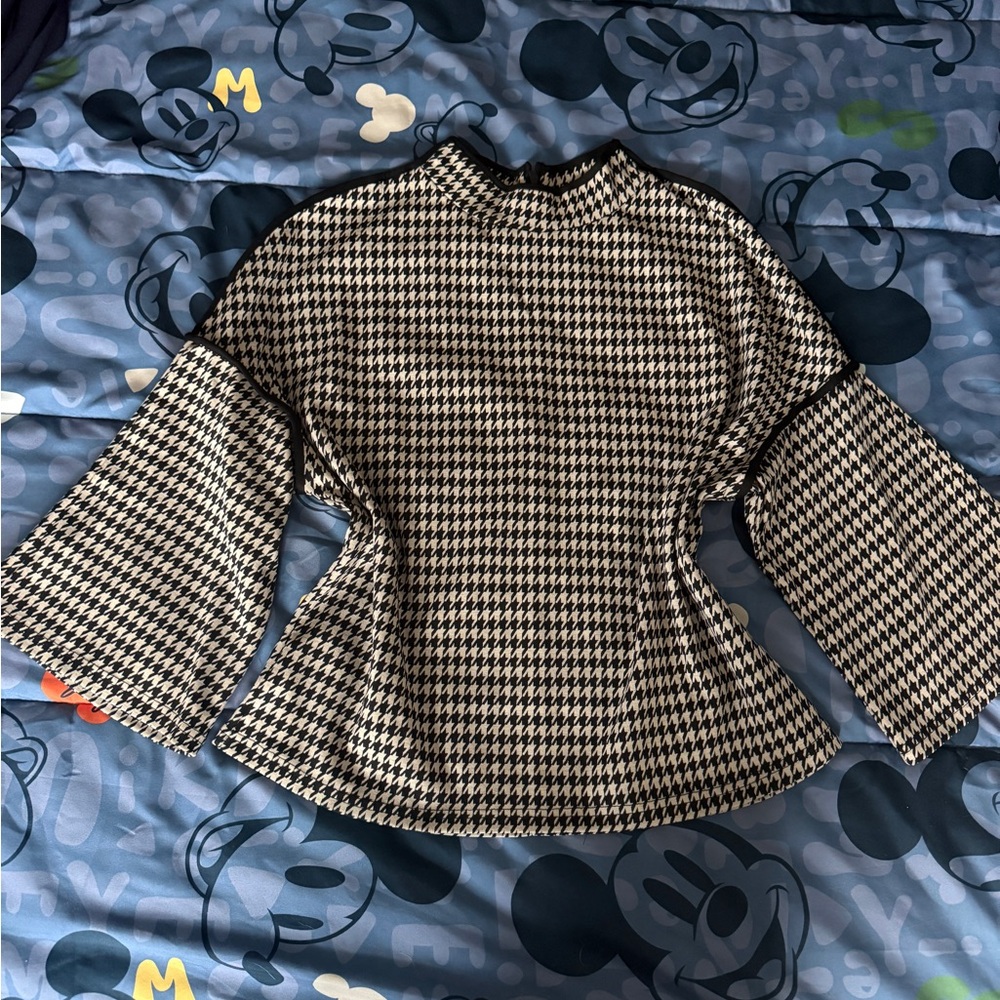 RIHOAS Houndstooth‎ Mock Neck Bell Sleeve Top - Black & White